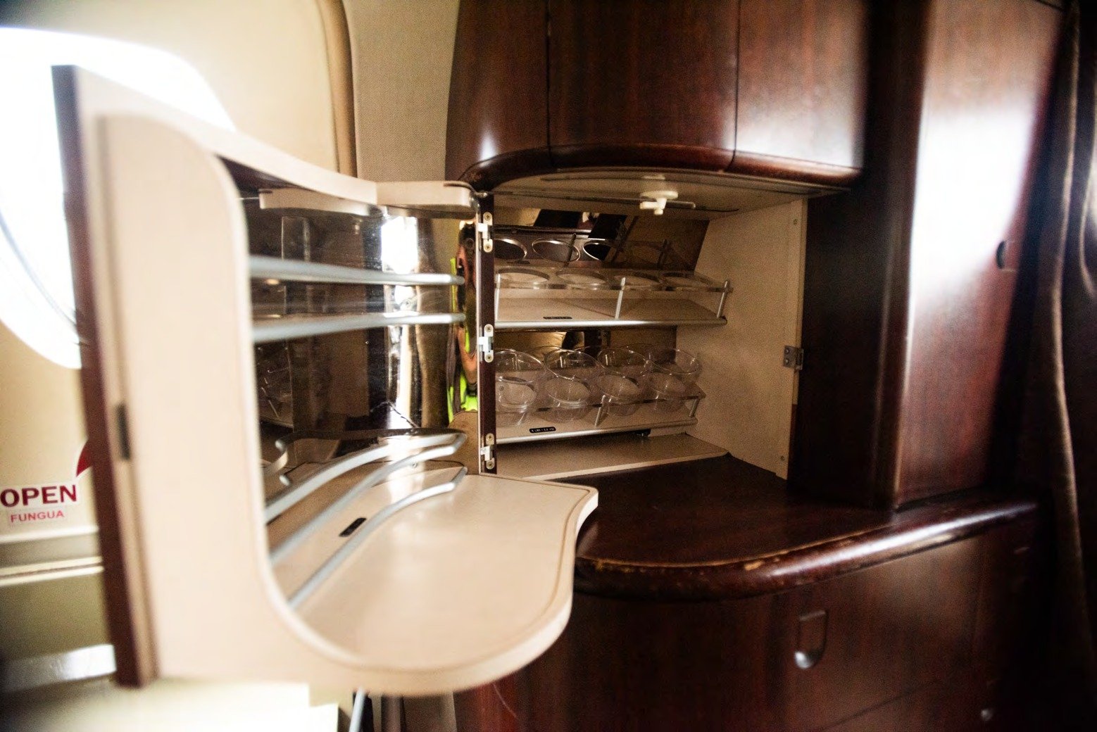 Cessna Citation Bravo 2001 à venda — galley com cristaleira